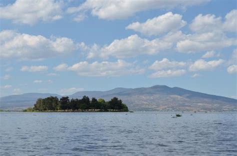 Un islote en medio del lago. - Picture of Laguna de Yuriria, Guanajuato ...