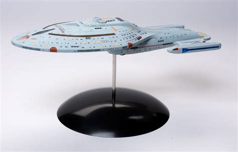 Polar Lights 1/1000 scale Star Trek USS Voyager plastic model kit review | FineScale Modeler ...