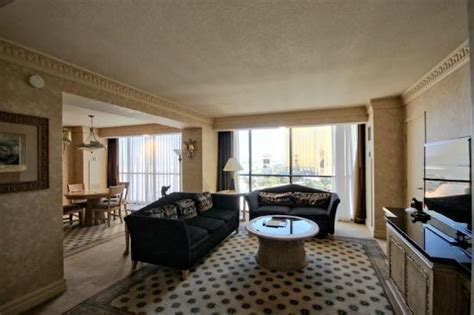 Luxor Hotel Tower Premier Two Bedroom Suite | www.resnooze.com