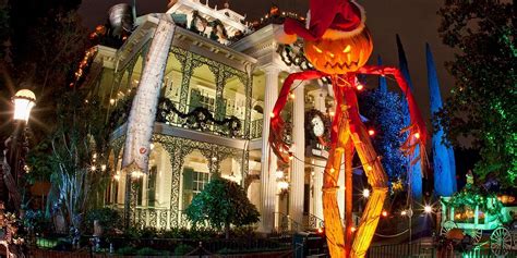 Should Disneyland's Haunted Mansion Change Its Iconic Stretching Room ...