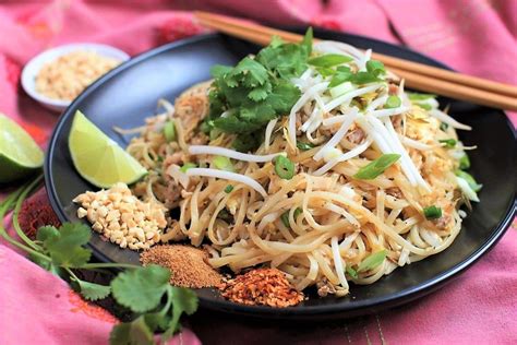 How to Make Authentic Pad Thai (Phat Thai Sai Khai) Thai Recipes, Raw Food Recipes, Asian ...