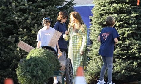 Jennifer Lopez & Ben Affleck go Christmas tree shopping