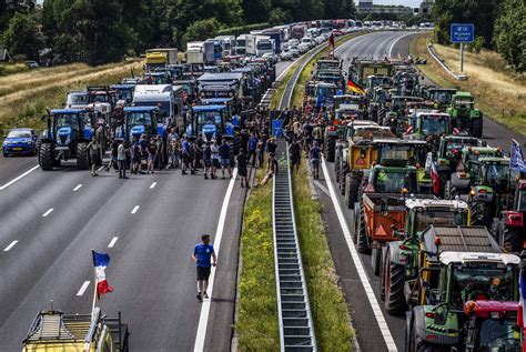 Dutch farmer protest in the Hague today, Army setting up road blocks ...