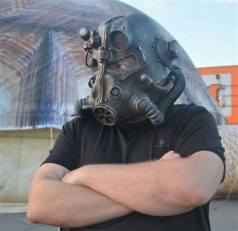 DIY Fallout Helmet T45D (8 pics)