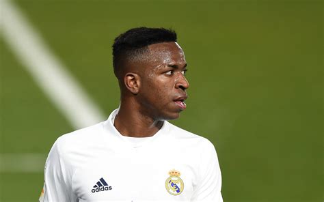 How should Real Madrid handle Vinicius Junior when he struggles?