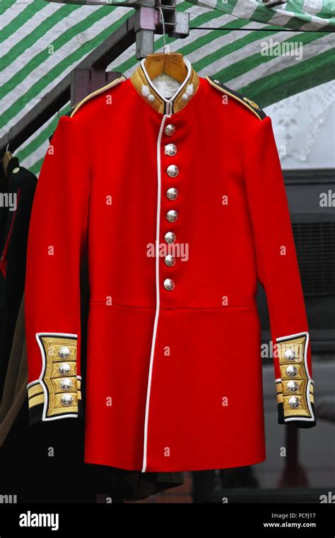 Red coat uniform of old British army Stock Photo - Alamy