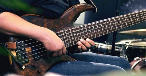 Breathtaking 6 String Bass Solo (with an Ebow on just one string!) | Scotts Bass Lessons