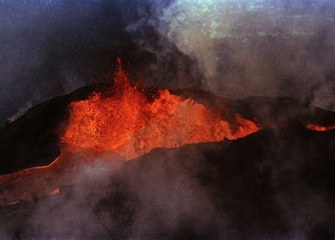 Mauna Loa, World’s Largest Active Volcano, Erupts for 1st Time in ...