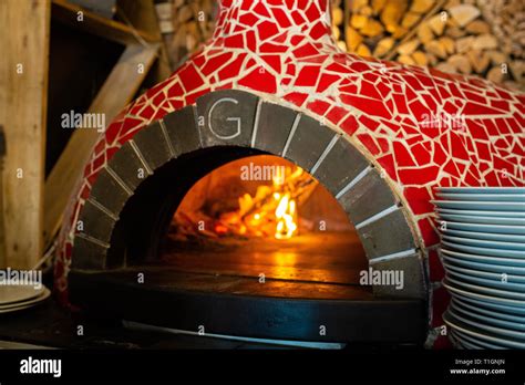 Wood fired pizza oven hi-res stock photography and images - Alamy