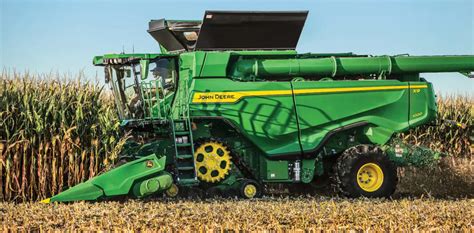 Taking a Closer Look at the Powerful John Deere X9 1000 Combine ...