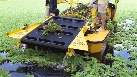 Weedoo Boats - Aquatic Weed Cutter and Harvester Boats - video dailymotion