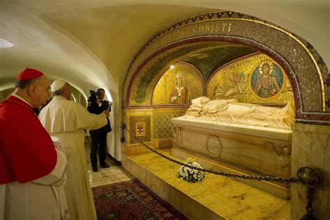 El Papa visita las grutas de la basílica de San Pedro del Vaticano - hoy.es