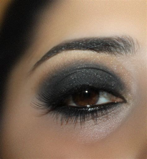 Cosmeticz Junkie: How To Do A Classic Black Smokey Eye Look