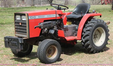 1990 Massey-Ferguson 1010 Series 2961 tractor in Maysville, OK | Item K8995 sold | Purple Wave