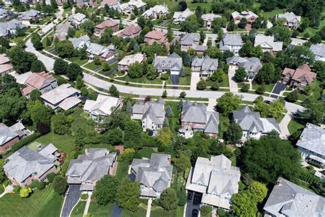 Aerial view of a neighborhood in the Chicago suburban city of Glenview ...