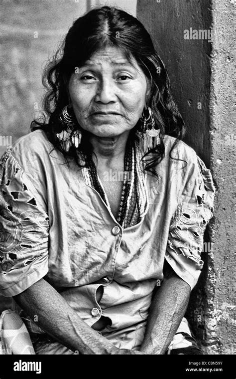 Central America Columbia Native Indian Woman Biroguera Chocoes Panama Stock Photo - Alamy