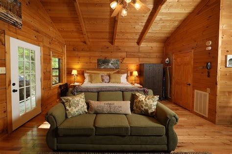 Red Door cabin- romantic getaway near Great Smoky Mountains National Park - Blount County | Vrbo