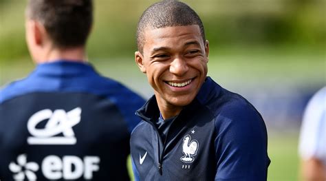 Download Soccer French Kylian Mbappé Sports 4k Ultra HD Wallpaper