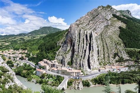 An anticline in Sisteron, France (photo: Jean-Christophe Benoist) : r ...