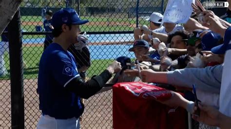 2024 Dodgers Spring Training: Shohei Ohtani signs autographs for fans ...