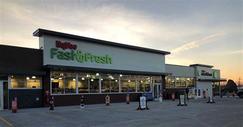 A Tour of Hy-Vee's Fast & Fresh Grocery-Convenience Hybrid