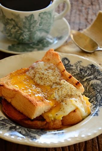 ROTI BAKAR, TELUR 1/2 MASAK DAN KOPI...