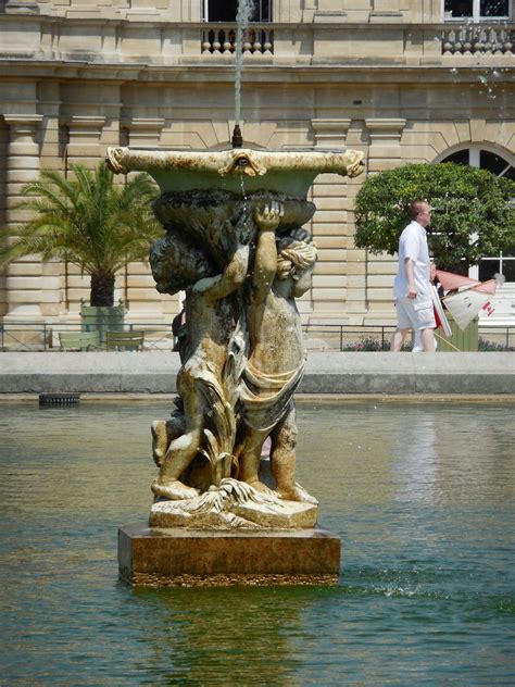 luxembourg gardens statue