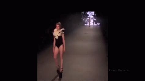 Model Catwalk GIF - Model Catwalk Fall - Discover & Share GIFs