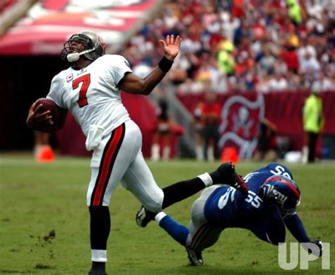 Photo: Tampa Bay Buccaneers' quarterback Byron Leftwich avoids a tackle ...