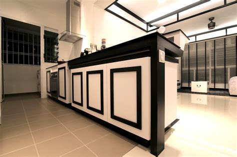 The black trimmings contrast deeply against the white cabinet doors ...