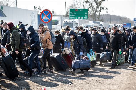 Thousands of Ukrainians wait at Polish border to get home