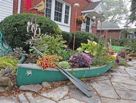 10 Ideas with boat planters | Urban garden, Ponds backyard, Garden design