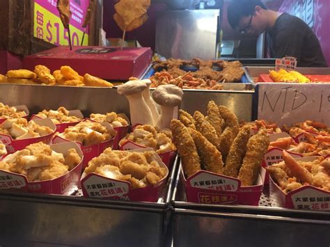 a variety of fried food - Jiufen Old Street, Taiwan : streeteats