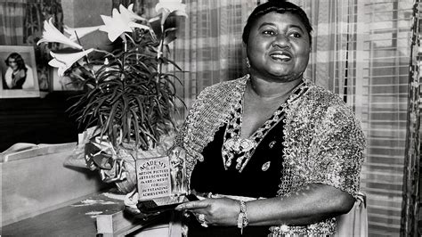 Hattie McDaniel becomes first African American actress to win Oscar ...