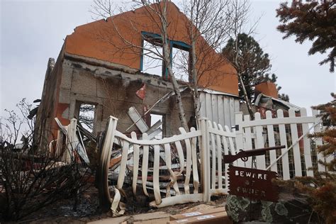 Arizona wildfire forces fast decision: Fight or flee flames? | AP News