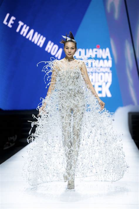 Lê Thanh Hòa mở màn Vietnam International Fashion Week - Heritage Vietnam Airlines