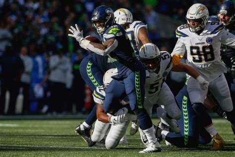 Chris Carson injury: Seahawks RB leaves game, doubtful to return ...