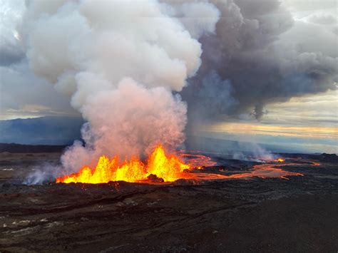 Fire fountains and lava flows erupt from Fissure 3 on the morning of ...