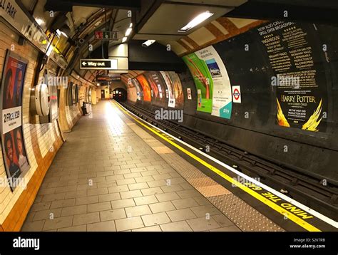 London Underground, Northern Line, tube train leaving Tufnell Park Station, empty platform Stock ...