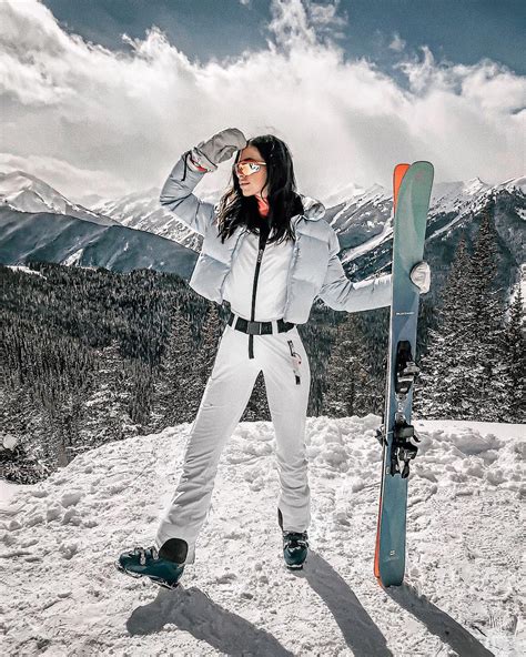 33 Cutest Ski Outfits To Look Stylish On The Slopes This Winter - Hello ...