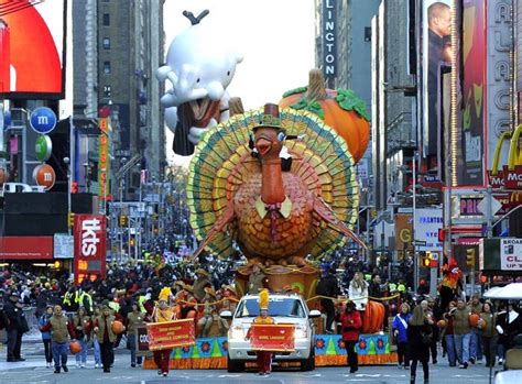 Literally Just 19 Funny AF Tweets About The Macy's Thanksgiving Day Parade