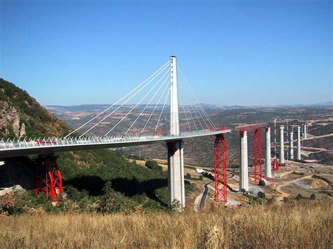 Millau Viaduct Rises to a Record Height :: Story ID: 5308 :: Construction Equipment Guide