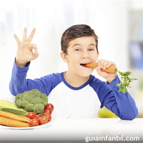 Crueldad moderadamente Instruir niños comiendo frutas y verduras tarjeta mordaz Foto