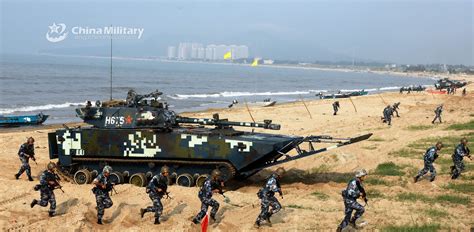 Amphibious armored vehicles in beach raid training - China Military