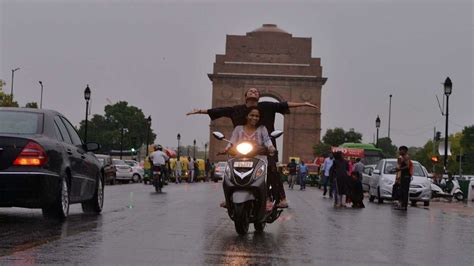 Delhi weather update: Minimum temperature dips to month's lowest at 22.5°C as city witnesses ...