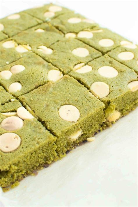 white chocOlate matcha brownies Delicious Desserts, Dessert Recipes, Yummy Food, Bar Recipes ...