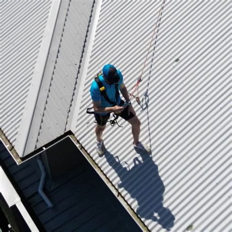 Gutter cleaning - Water Crew Cleaning