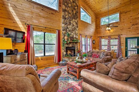 Beavers Bend State Park Cabin w/Hot Tub & Fire Pit