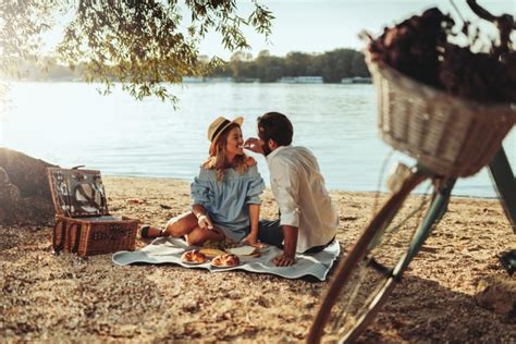 Picnic Date Ideas | 13 Romantic Picnic Ideas | Cozymeal