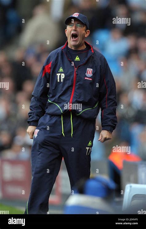 TONY PULIS STOKE CITY FC MANAGER CITY OF MANCHESTER STADIUM MANCHESTER ...